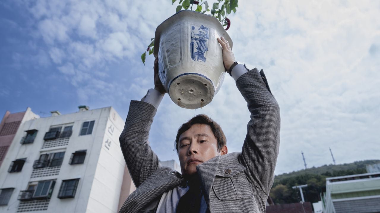 On the first attempt to kill one of his opponents with a particularly heavy flowerpot, Man-Soo (Lee Byung-Hun) will move back at the last moment.
