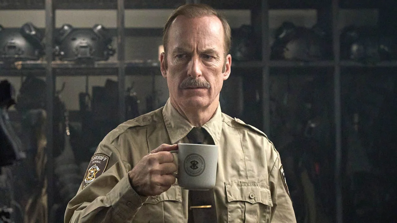 Law enforcement officer Ulysses Richardson (Bob Odenkirk) hopes above all that his new position in the small US town of Normal will finally give him peace and quiet.