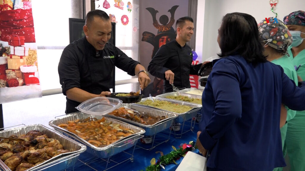 Peruvian chef brings Christmas to a children's hospital in Miami: “they are complicated days”