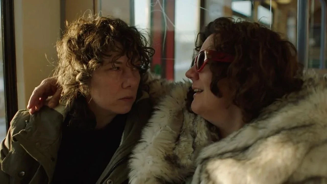 At first, May (Ursula Renneke) doesn't like her sister Franka (Bärbel Schwarz) being dragged out of her bed and with her to Kreuzberg.