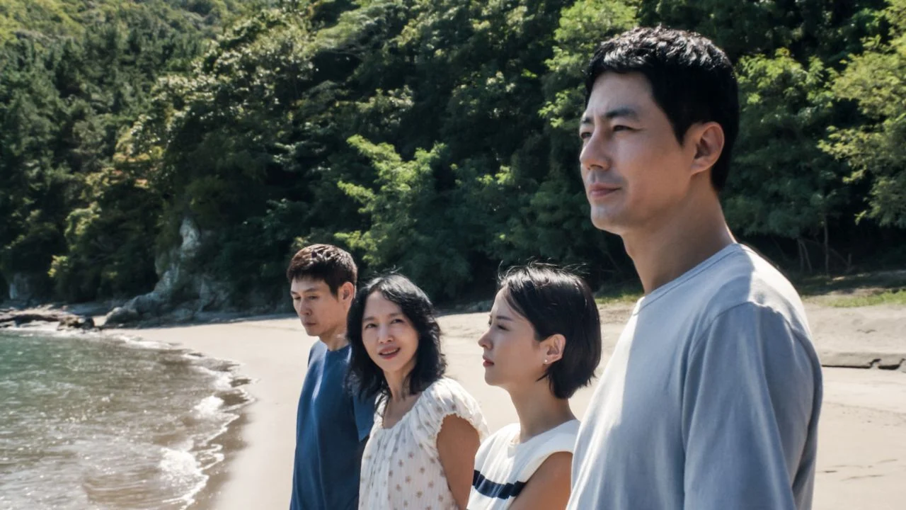 Two couples on a short vacation by the sea together - but the gap between them still seems insurmountable.