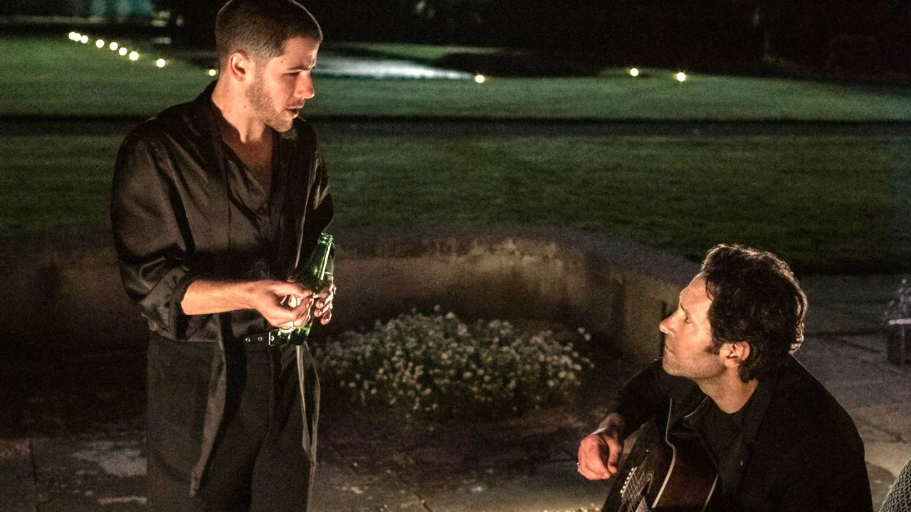 Rick Power (Paul Rudd) is surprised: boy band star Danny Wilson (Nick Jonas) really knows something about music!