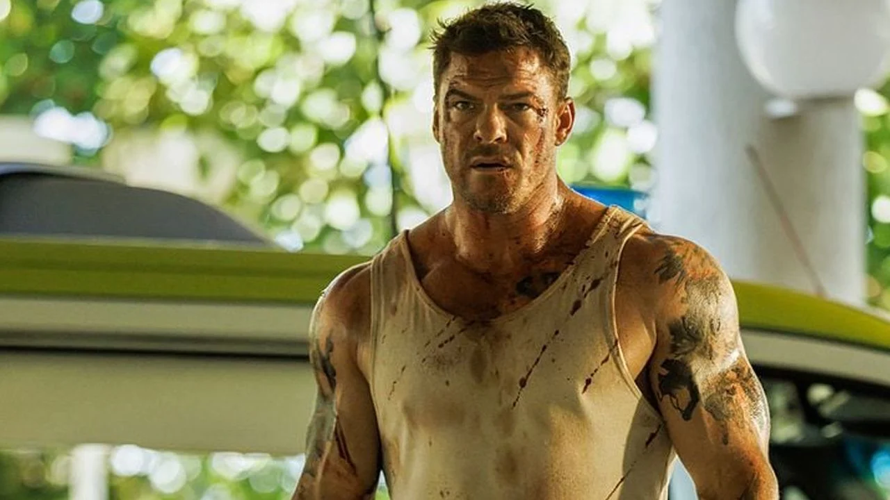 Fortunately, Alan Ritchson not only has the muscles, but also the rough, dry charisma of his role models such as Arnold Schwarzenegger and Sylvester Stallone.