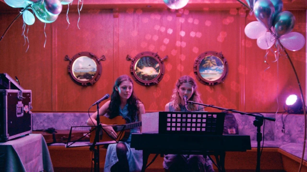 Until she got ahead on a TV casting show, Lea (Frida Hornemann) only ever appeared at local festivities with her best friend.