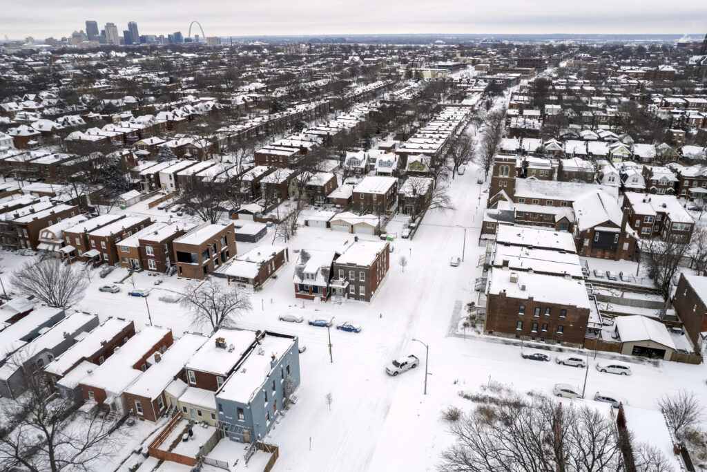 Strong storms in the US cause 2 deaths and threaten to cause fires and snowfall