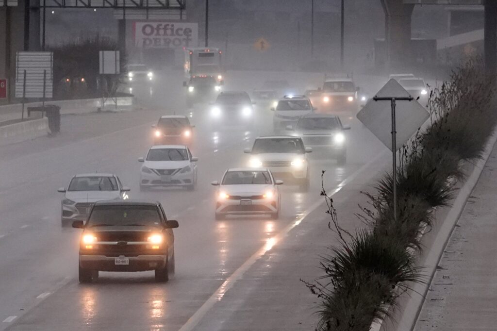 Strong thunderstorms threaten Texas and Louisiana, delaying holiday travel