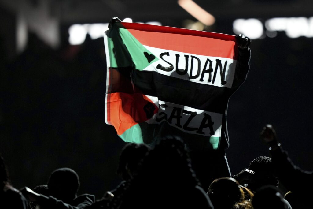 Super Bowl artist stopped after deploying Sudanese-Palestine flag