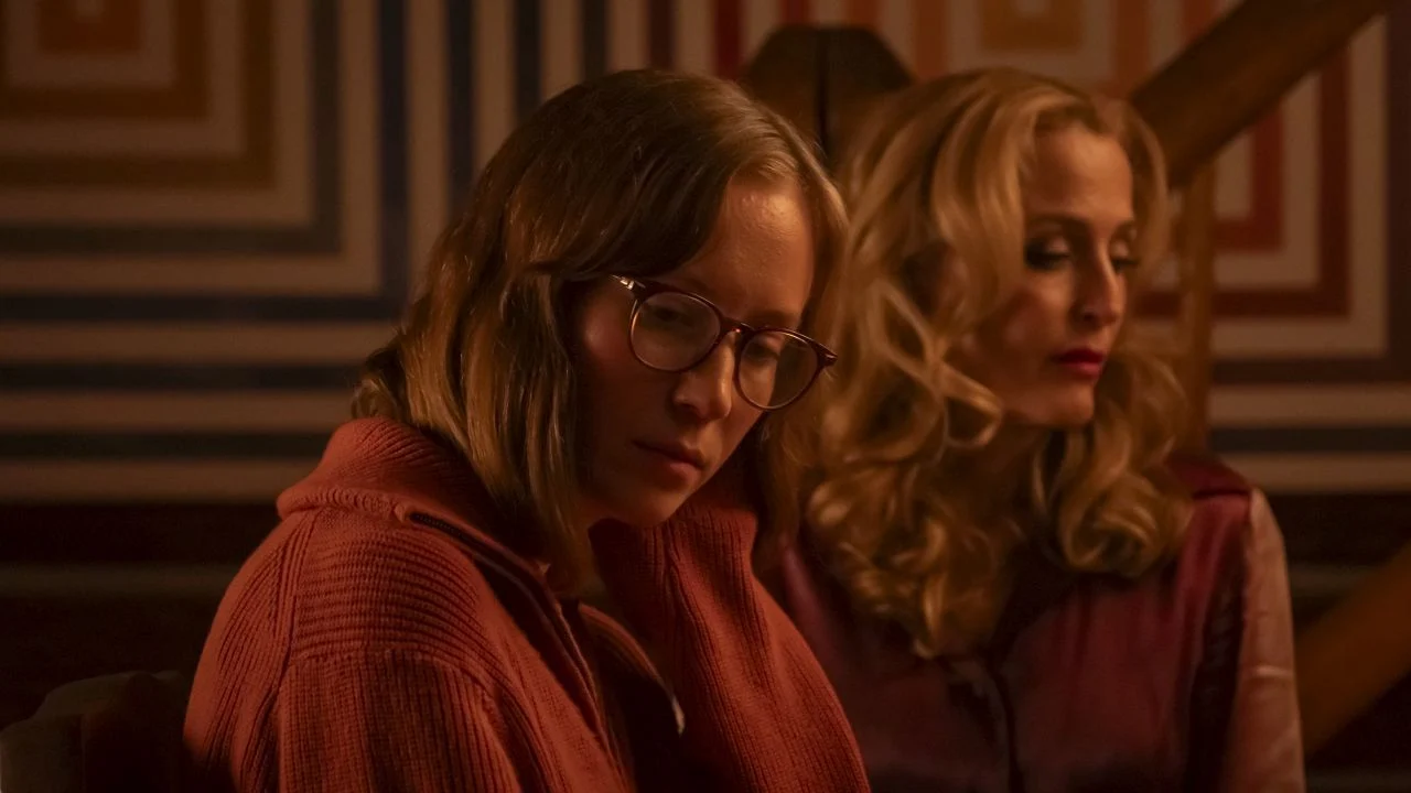 Kris (Hannah Einbinder) not only seems to admire ex-scream queen Billy (Gillian Anderson), but may also have a bit of a crush on her.