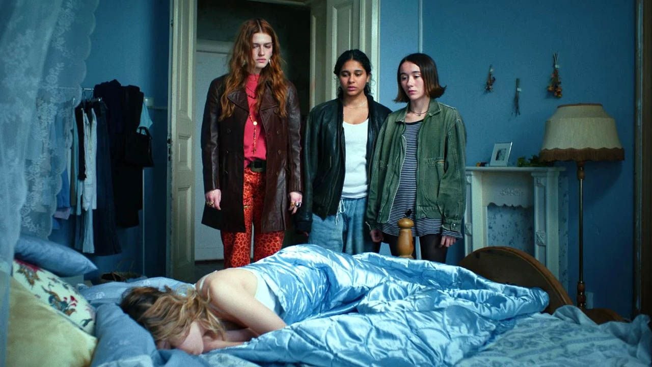 Even if life does not always make it easy for them: together Katharina, Ricky, Victoria and Malou are somehow.