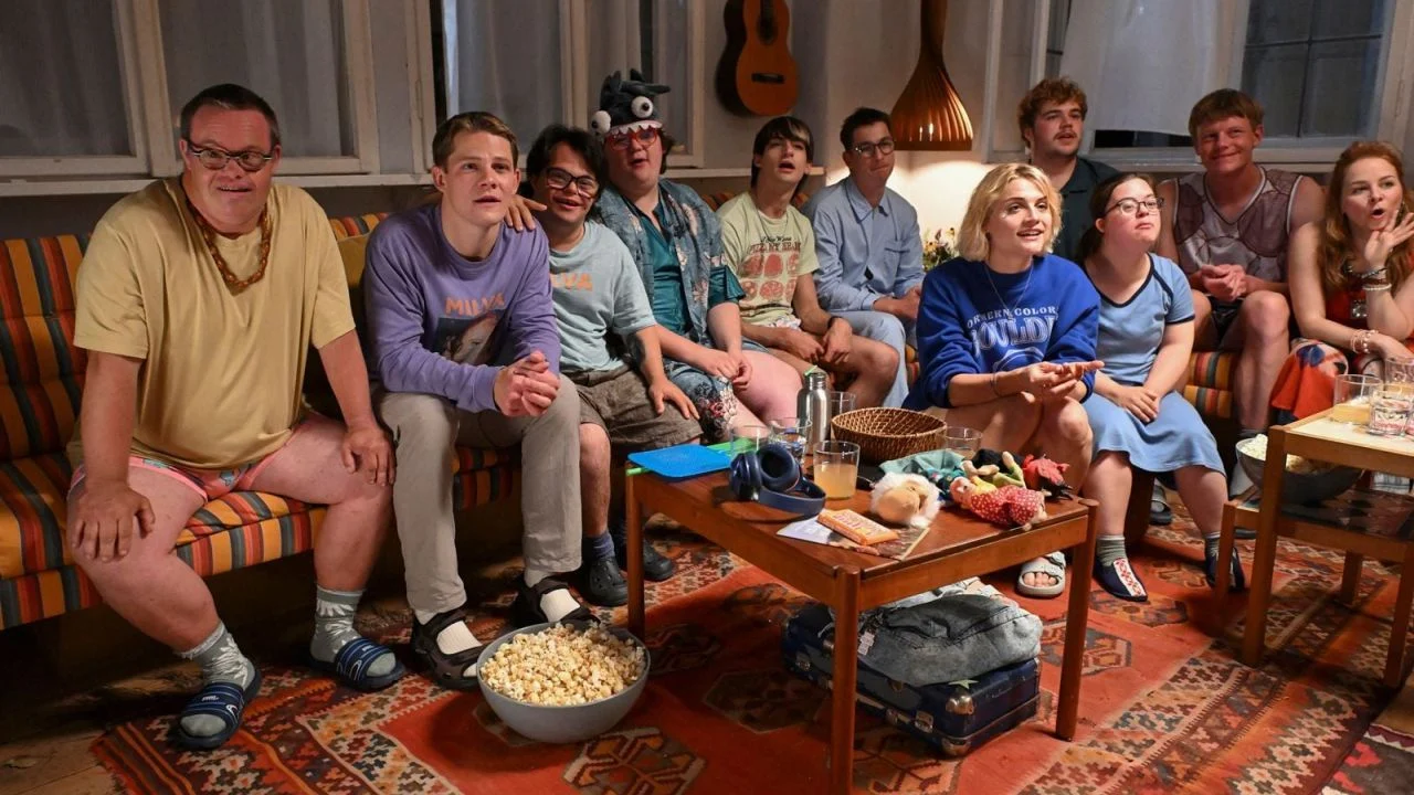 The entire cast – whether with or without restrictions – harmonizes brilliantly with each other.
