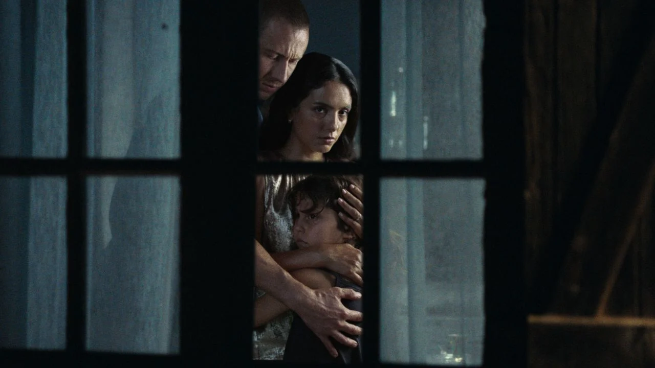 Thomas (Bastien Bouillon), Nora (Hafsia Herzi) and daughter Ida (Tawba El Gharchi) have to stay particularly close to each other that night.