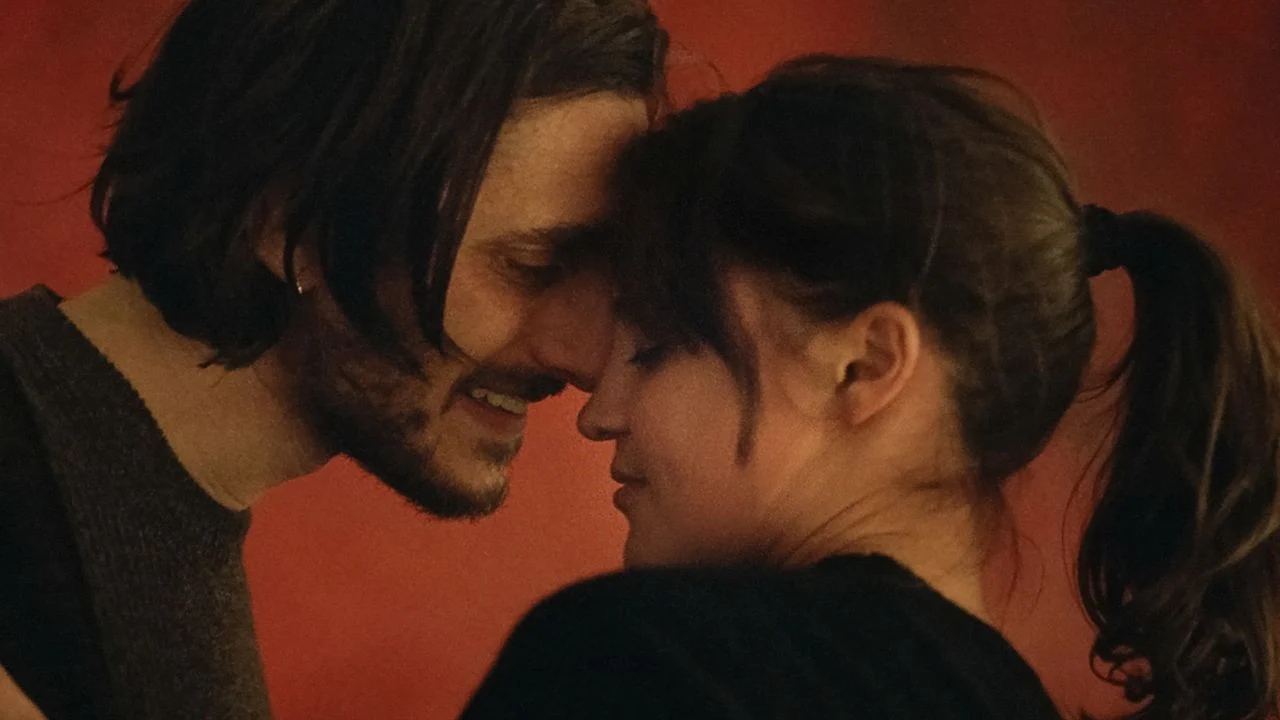 With Anne (Alicia Vikander), addiction also enters the life of Leo (Luca Marinelli).