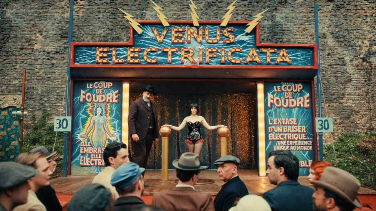 Suzanne (Anaïs Demoustier) makes men's hearts beat faster as “Venus Electrificata” at the Paris fair.