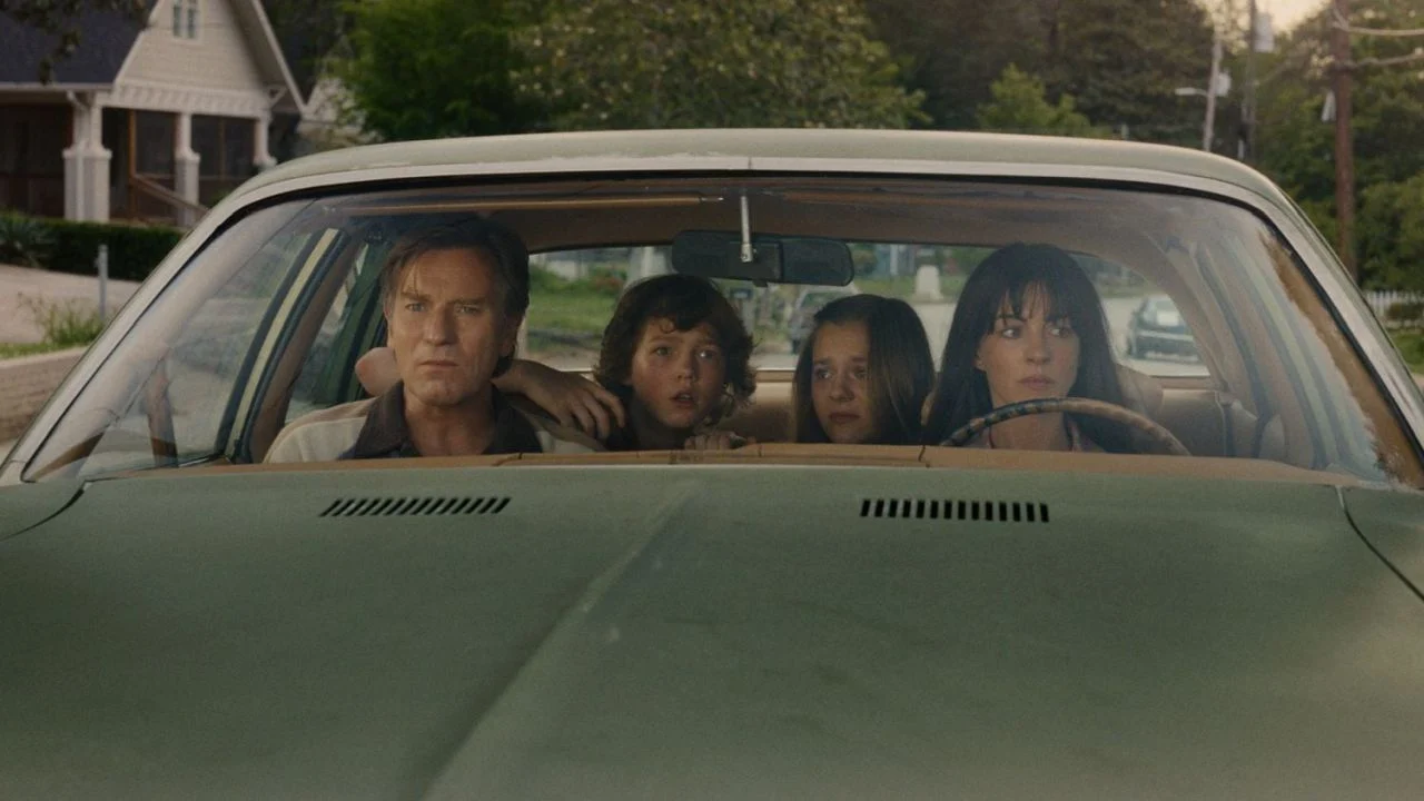 Learned from Steven Spielberg: David Robert Mitchell first shows us the astonished family before revealing why their mouths can no longer be closed.