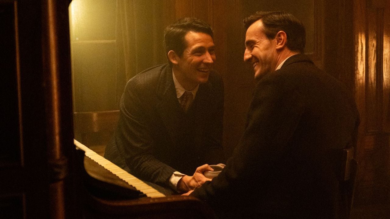 Between Lionel (Paul Mescal) and David (Josh O'Connor) it is a love for the first song ...