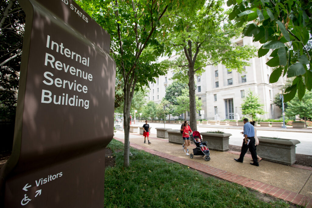 The IRS will fire thousands of workers in the trial period in full tax season