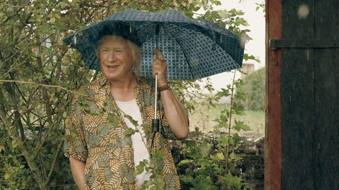 After “The Hundred-Year-Old Man Who Climbed Out of the Window and Disappeared,” Swedish comedian Robert Gustafsson also turns “The Rain Master” into an event!