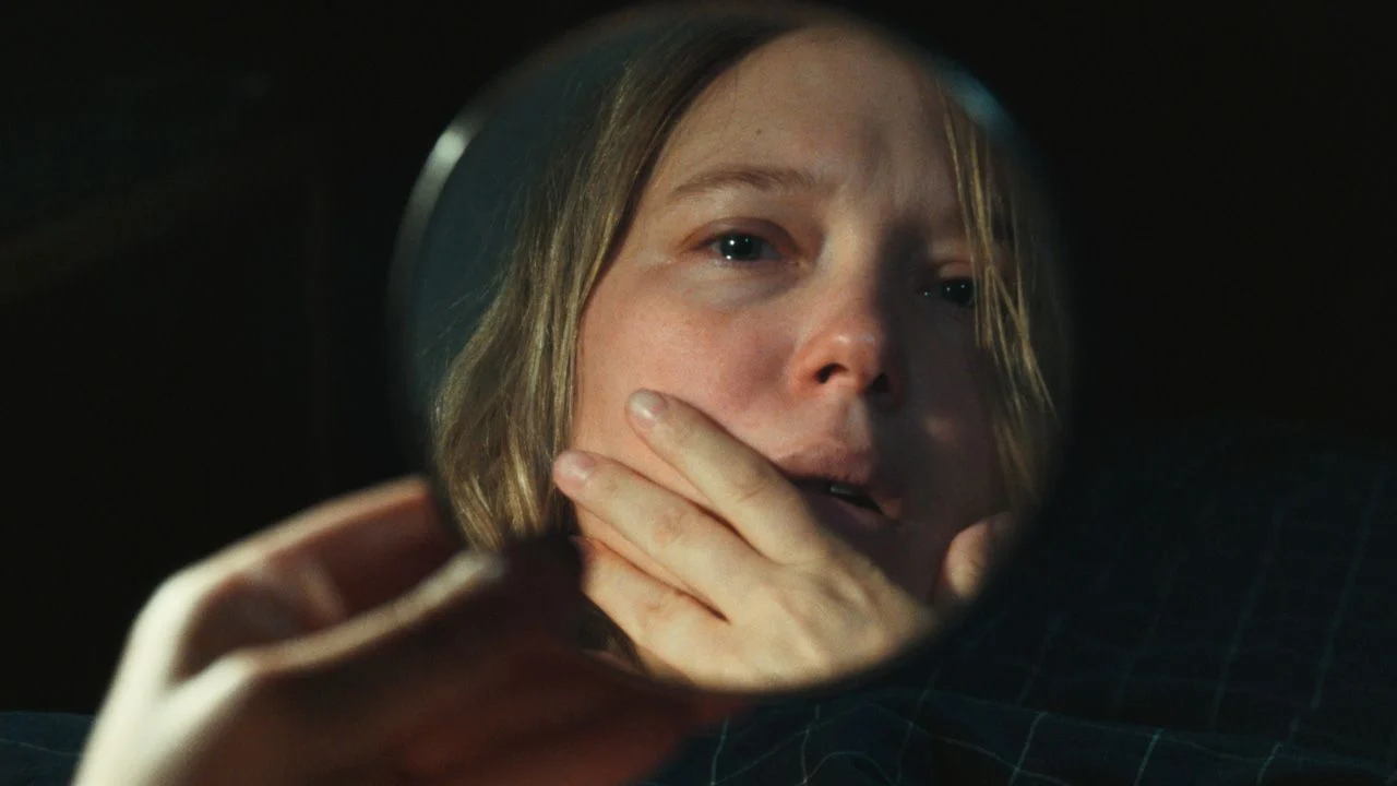David uses a mirror to explore his new female body (Léa Seydoux).
