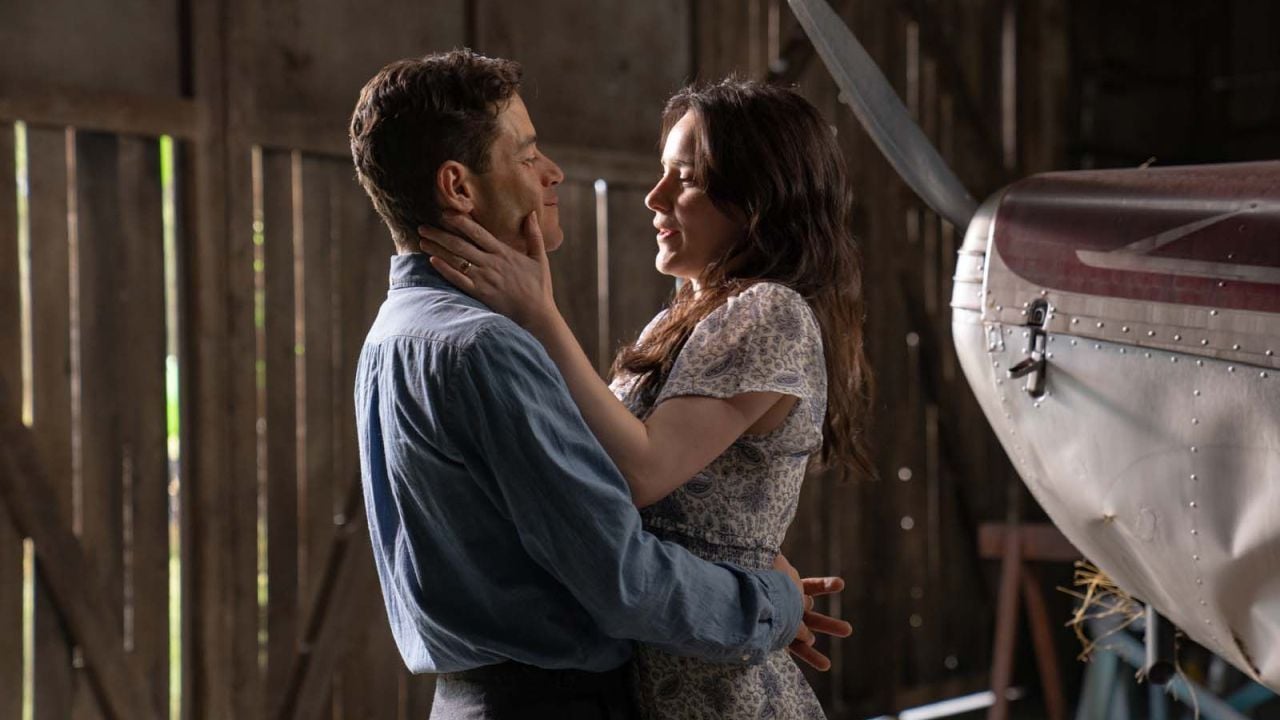 The last happy moments before CIA analyist Charles Heller (Rami Malek) will lose his wife Sarah (Rachel Brosahhan) in a cruel attack.