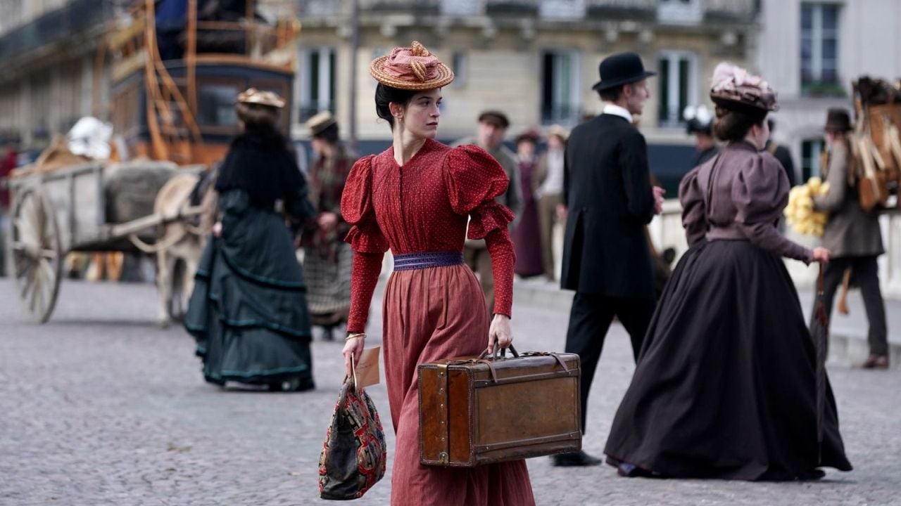 Adèle Meunier Née Vermillard (Suzanne Lindon) is looking for her mother in Paris in 1894, who never got to know her.