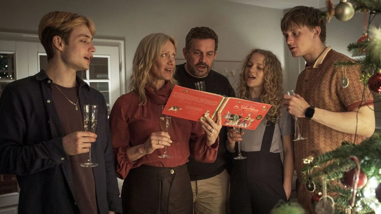 The whole family gets together again at Christmas - but unfortunately, daughter Cara (Kya-Celina Barucki) also brought her new boyfriend with her...