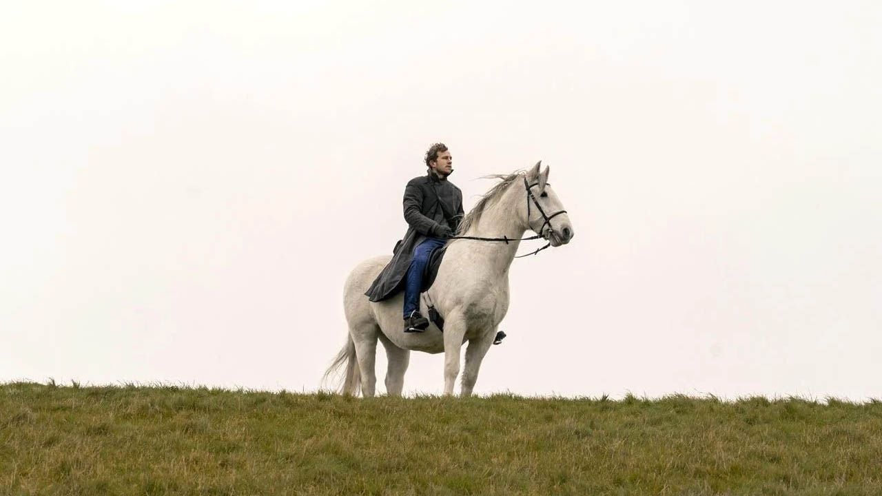 As in Theodor Storm's classic novella, Hauke Haien (Max Hubacher) also rides his white gray horse over the dike in the 2020 update.