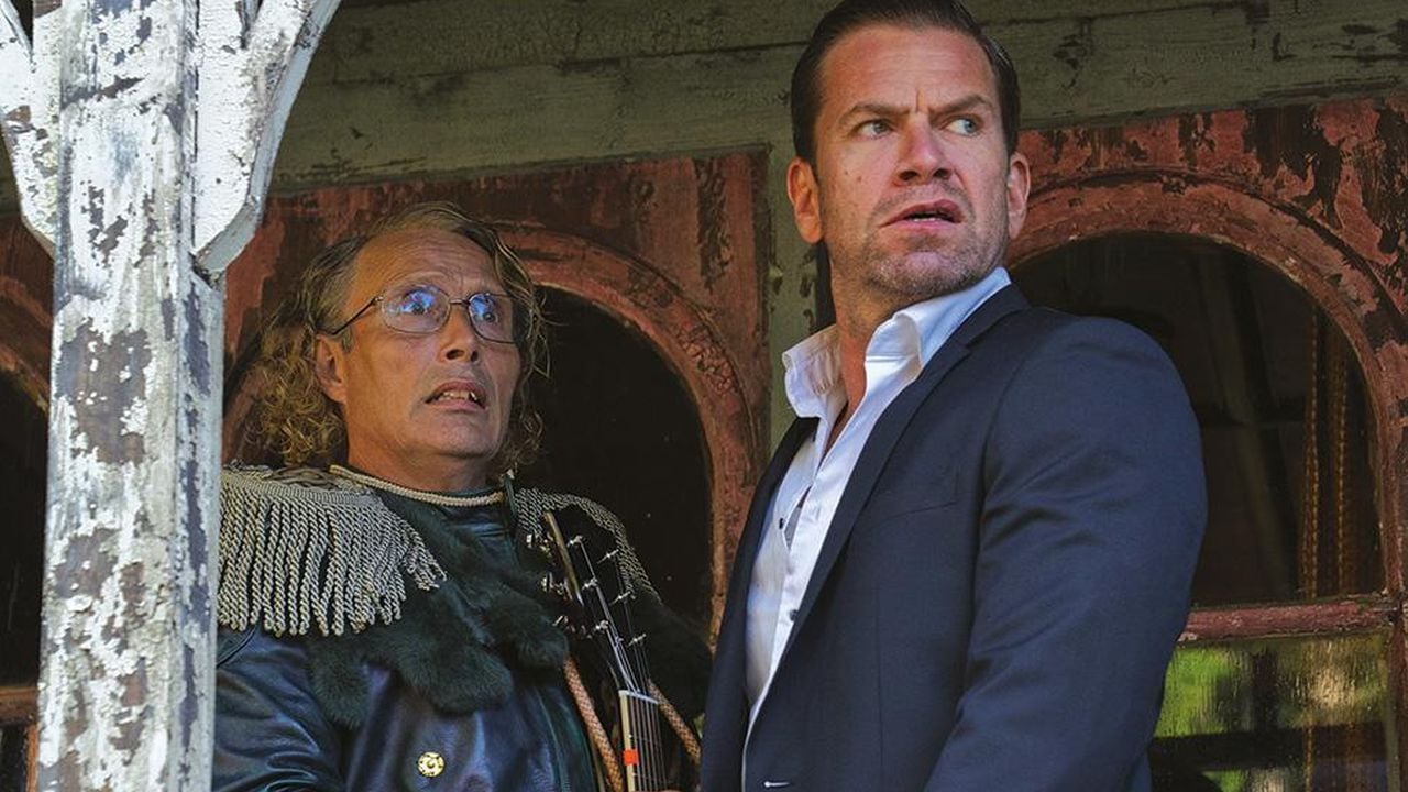 Go on treasure hunt together: the anchor (Nikolaj Lie Kaas), who was freshly released from prison and his brother Manfred (Mads Mikkelsen) living with a dissociative personality disorder.