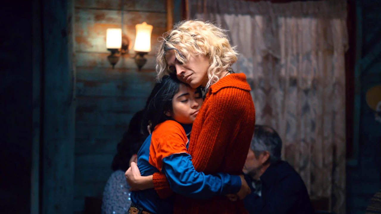 11-year-old Lidia (Tamara Cortés) has found a replacement family in the queer community around trans woman Flamingo (Matías Catalán).