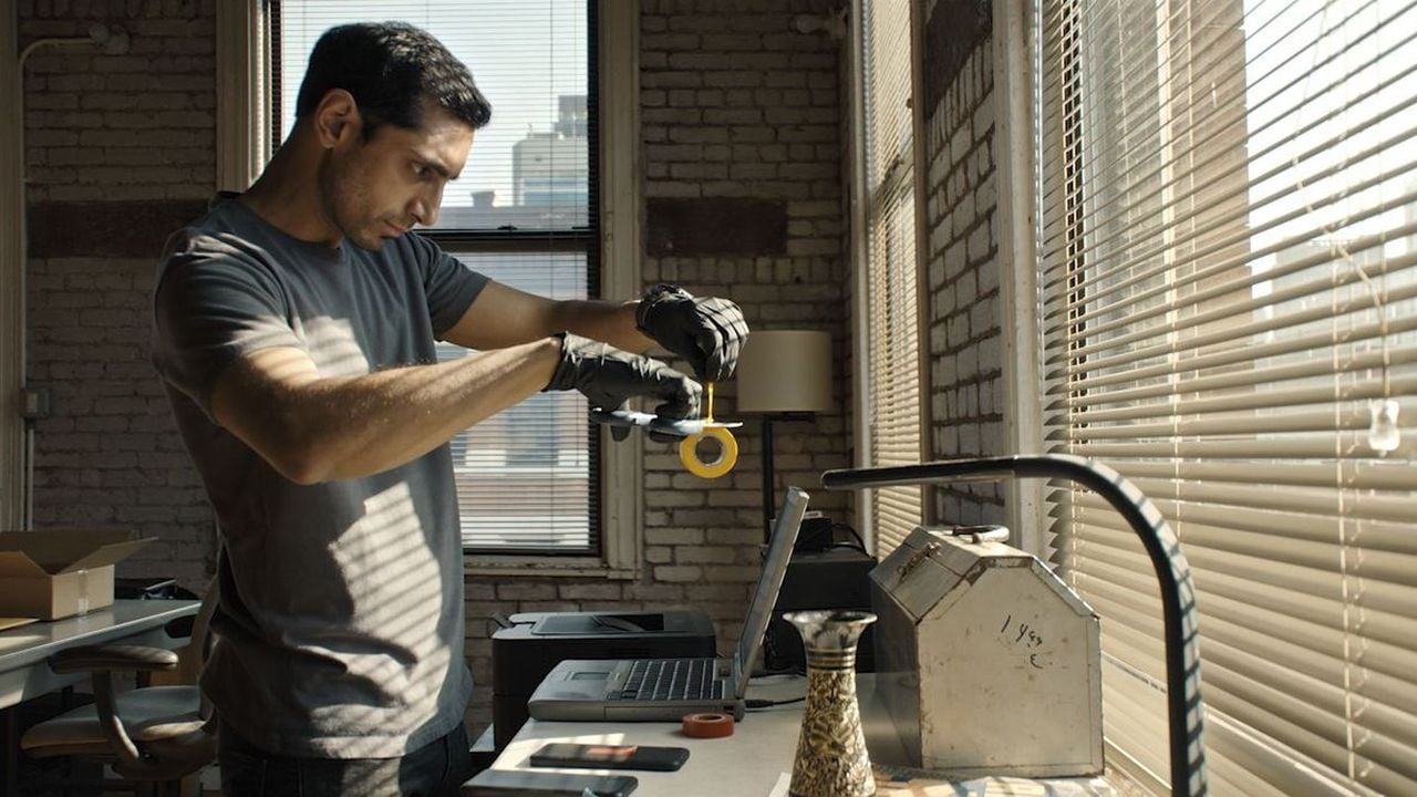 Ash (Riz Ahmed) thinks of every detail and absolutely does not take any risks - at least until he develops a personal interest in his new client.