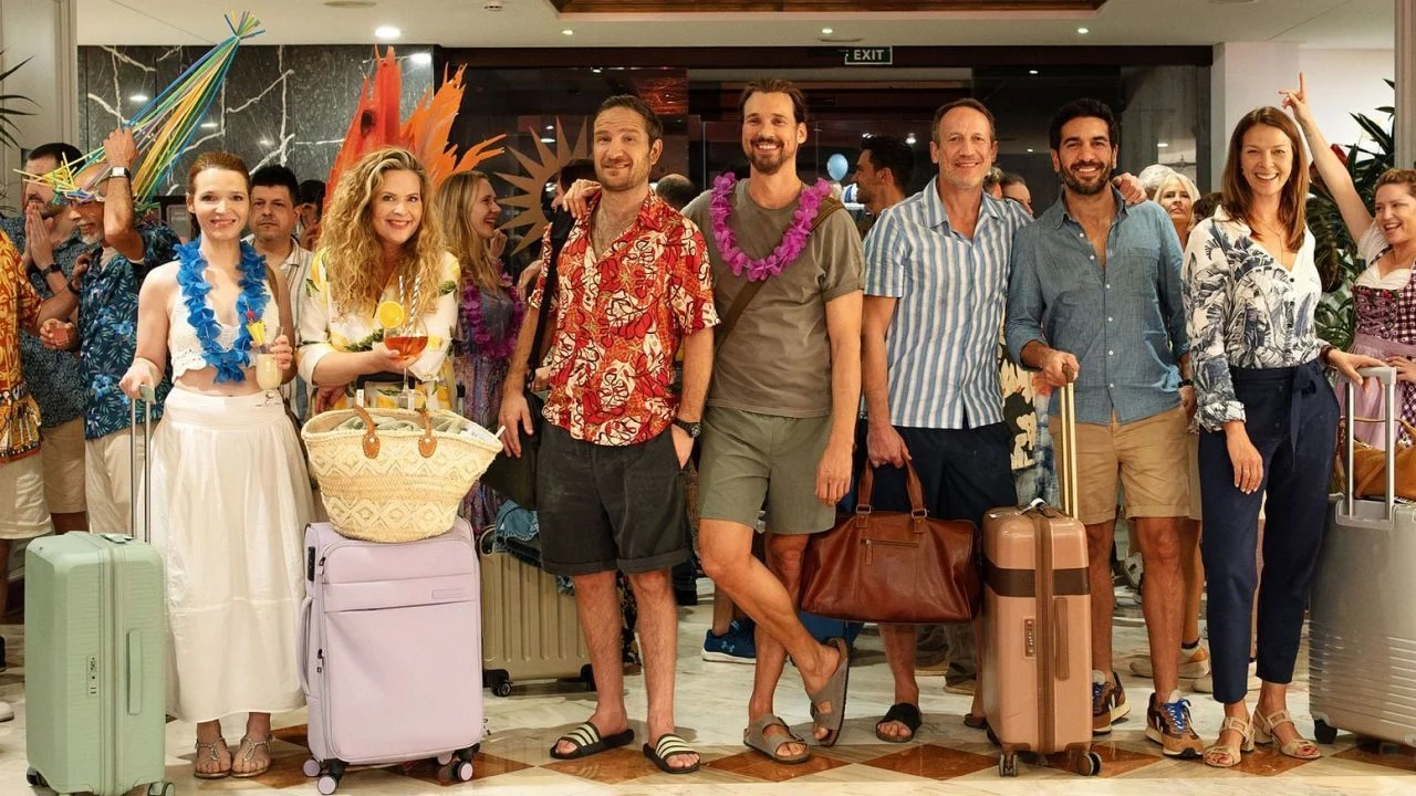 After the spectacular finca explosion, the perfect vacationers have to move unplanned to the all-inclusive club hotel.