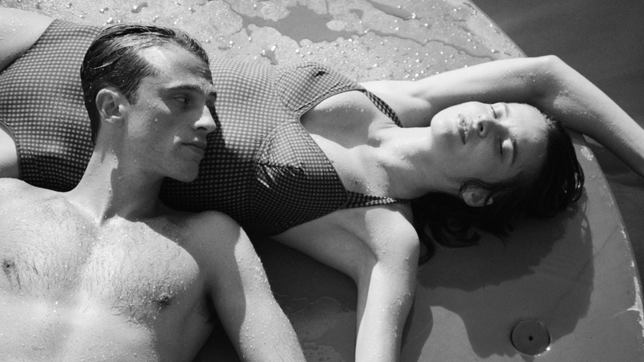 Meursault (Benjamin Voisin) meets everything and everyone around him with the same indifference.