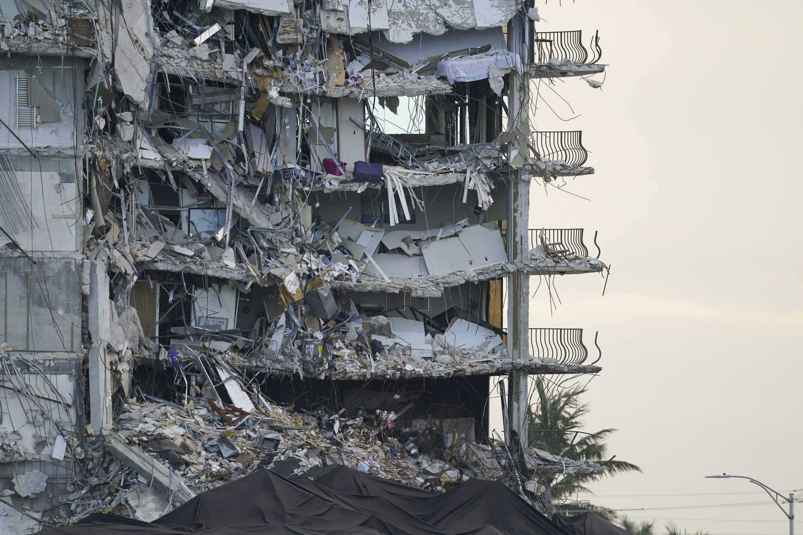 They plan to build luxury condominium on site where it collapsed building that left 98 dead in Florida