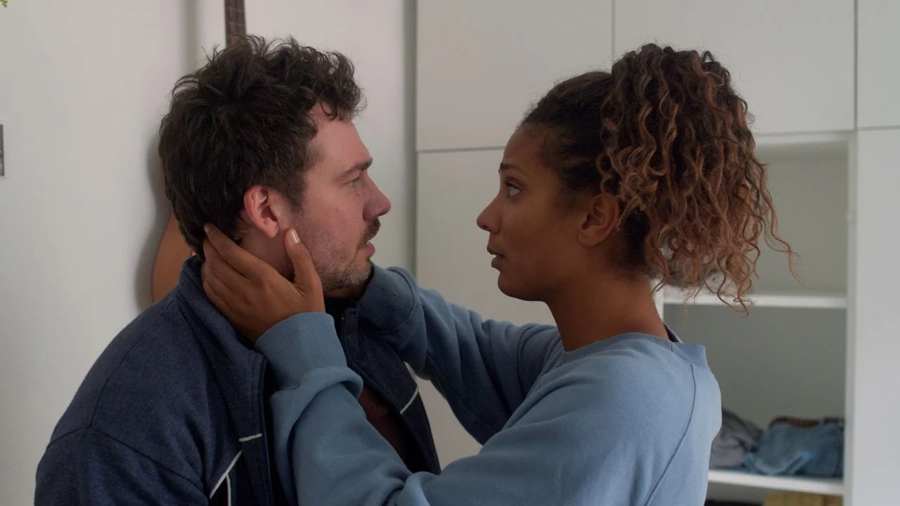 Separated after eight years, but they still sleep in the same bed: In the long run, the situation of Sophie (Abenaa Prempeh) and Jojo (Konstantin Gerlach) is certainly not healthy.