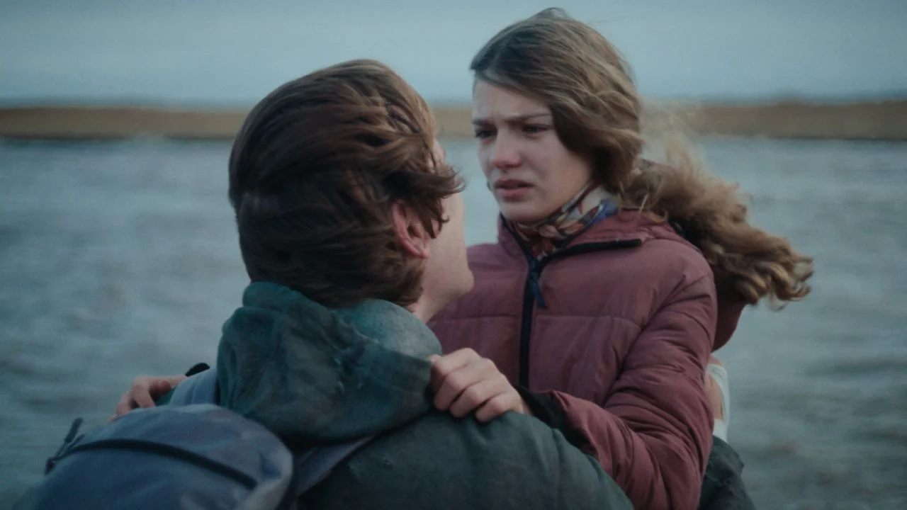 Jonas (Enno Trebs) is on the run from military service with his little sister Leonie (Naila Schuberth).
