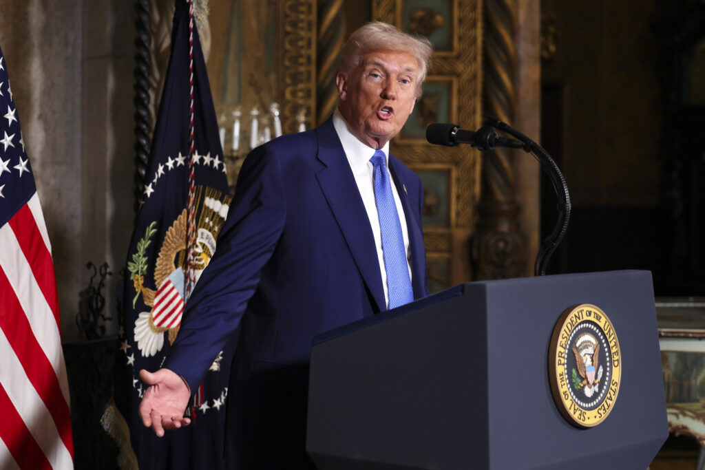 Trump signs decrees, suggests that it could stop exports of oil from Venezuela