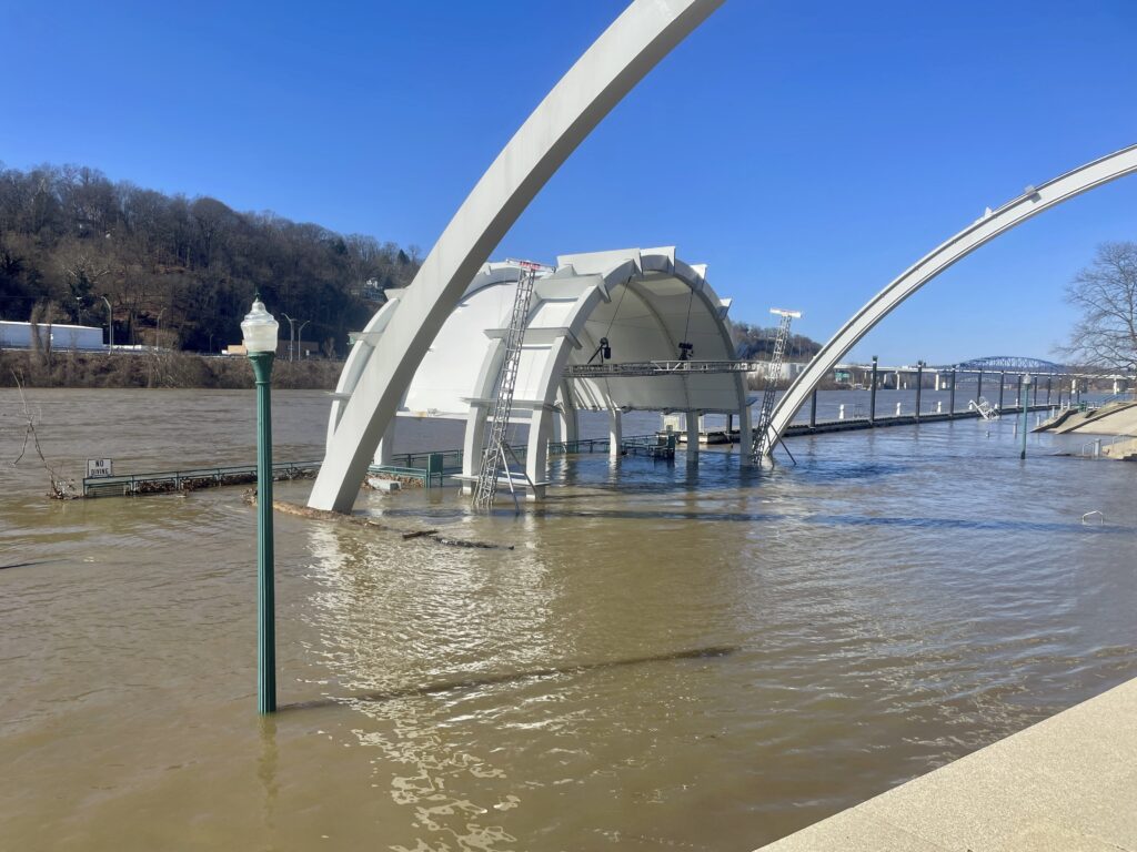 Two dead and three wounded by tornadoes in Tennessee