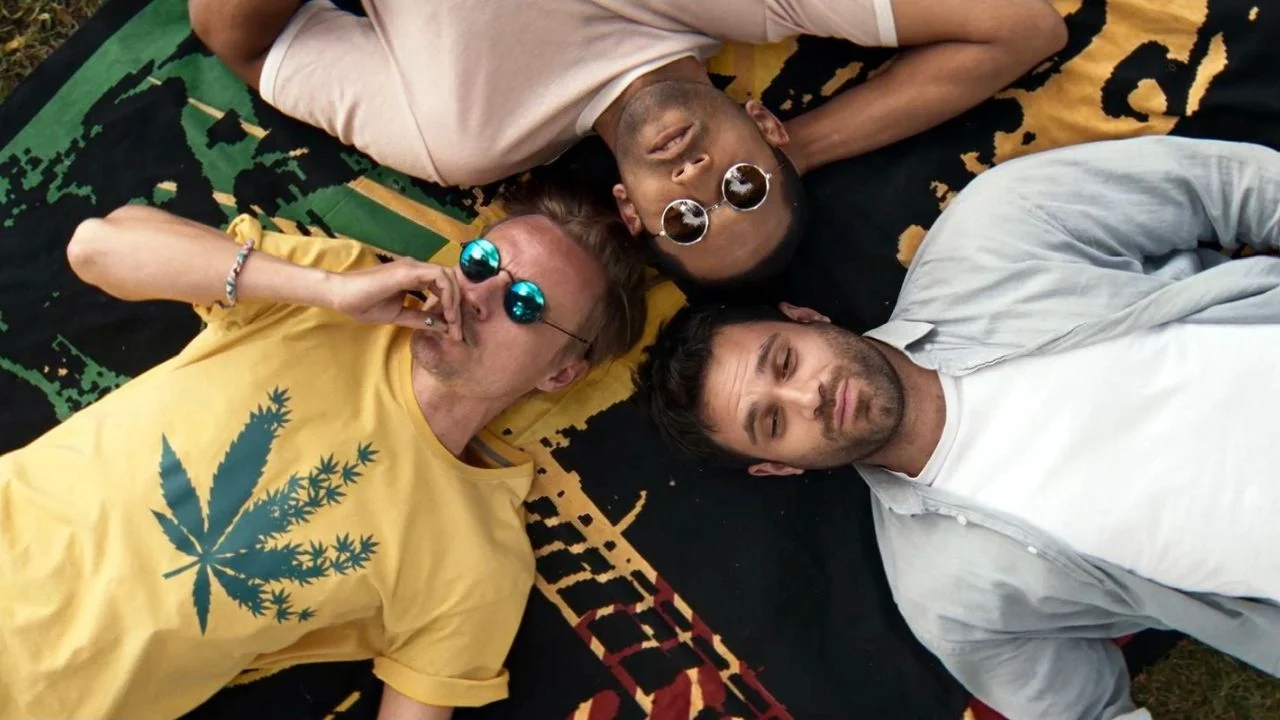 The flat share trio Emre (Deniz Arora), Daniele (Benito Bause) and Freddy (Constantin von Jascheroff) are actually doing pretty well, as everything is currently.