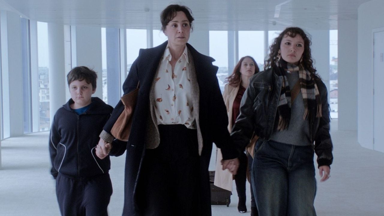 Alice (Myriem Akheddiou) makes it to the court date with her children just in time.