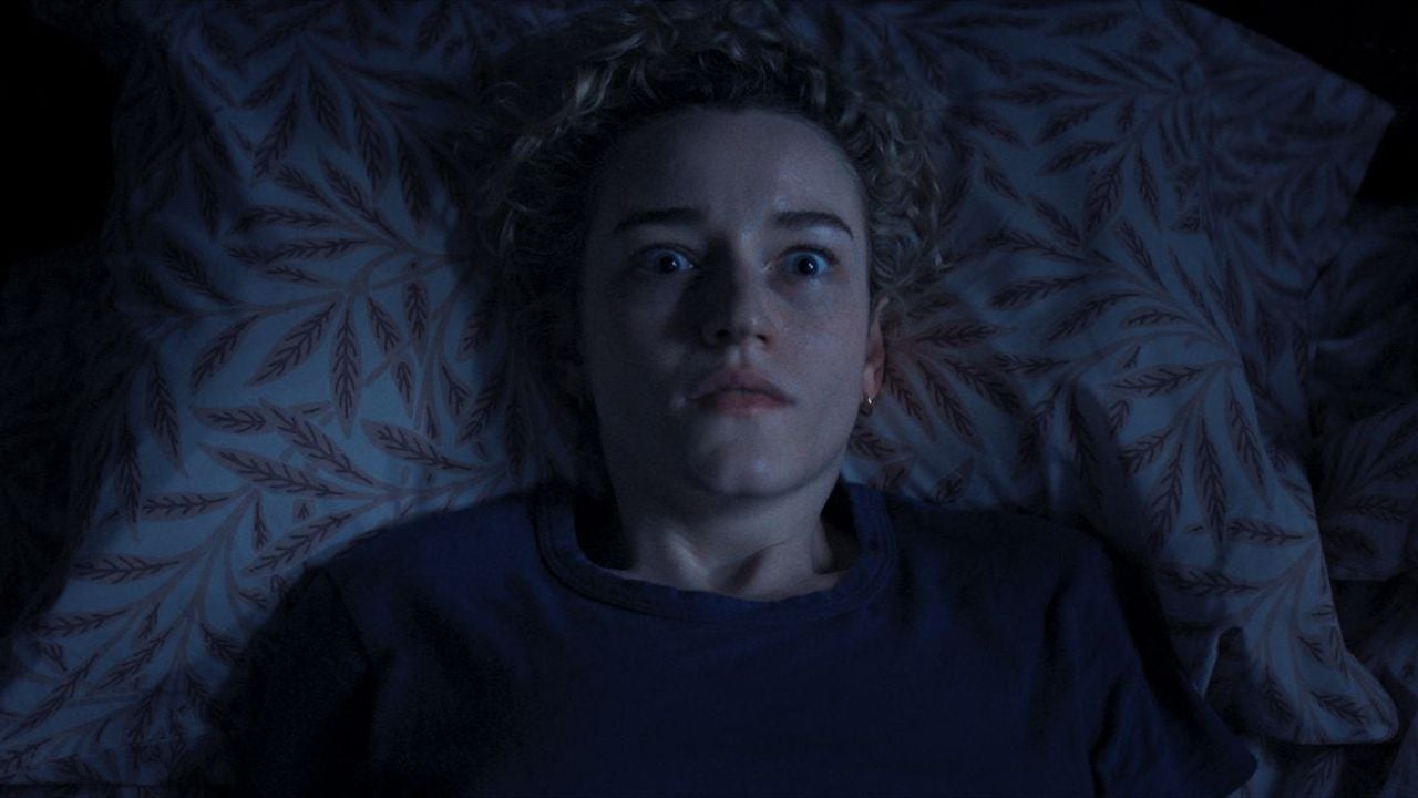 The class teacher Justine (Julia Garner) has to cope with the fact that 17 of her 18 students all disappeared without a trace on the same night.