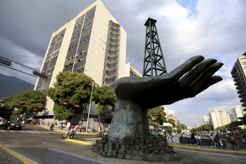 What is the "Absolute Productive Independence Plan" with which Venezuela wants to deal with Chevron's departure?