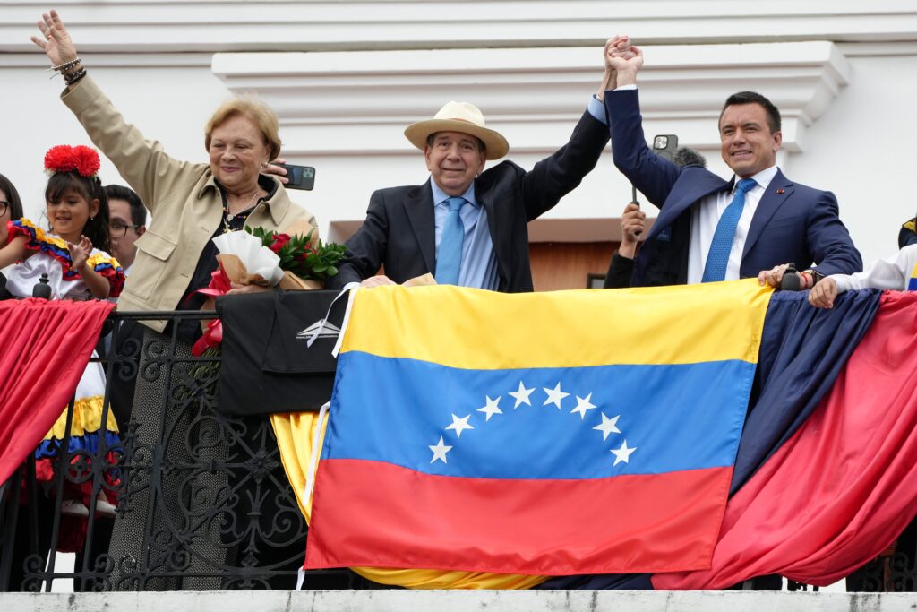 What reveals the suspension of oil licenses on support for opposition in Venezuela?