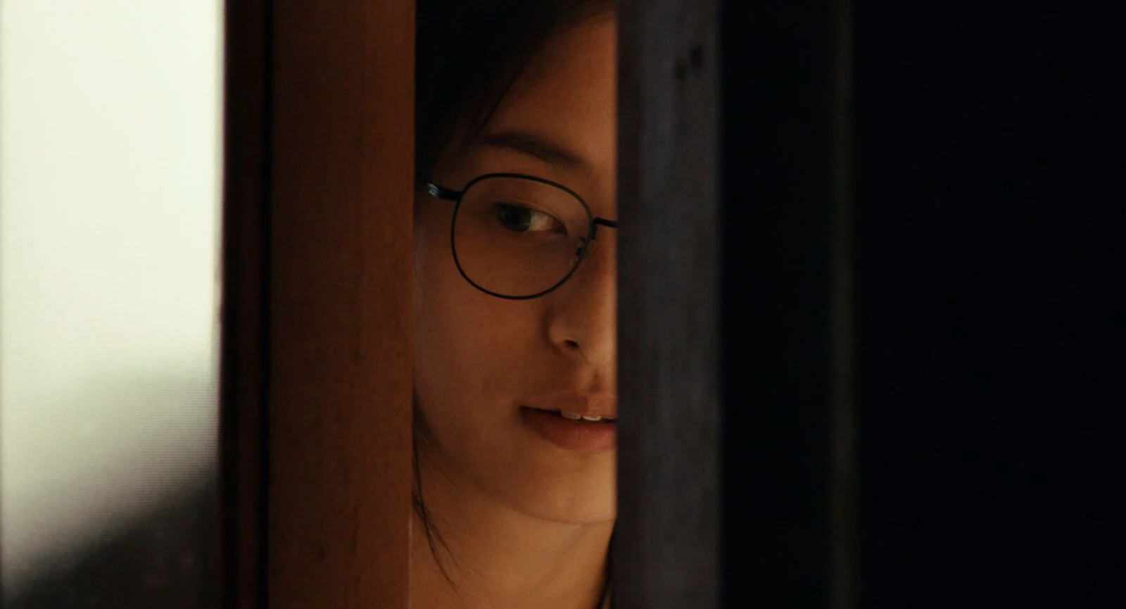 Soo-Ha (Bella Kim) is so fascinated by the new guest that she starts secretly watching him.