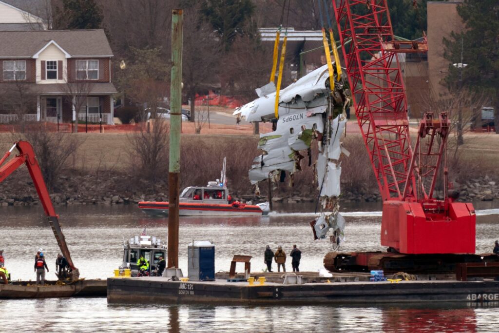 Workers take out the Potomac River Remains of aircraft that collided