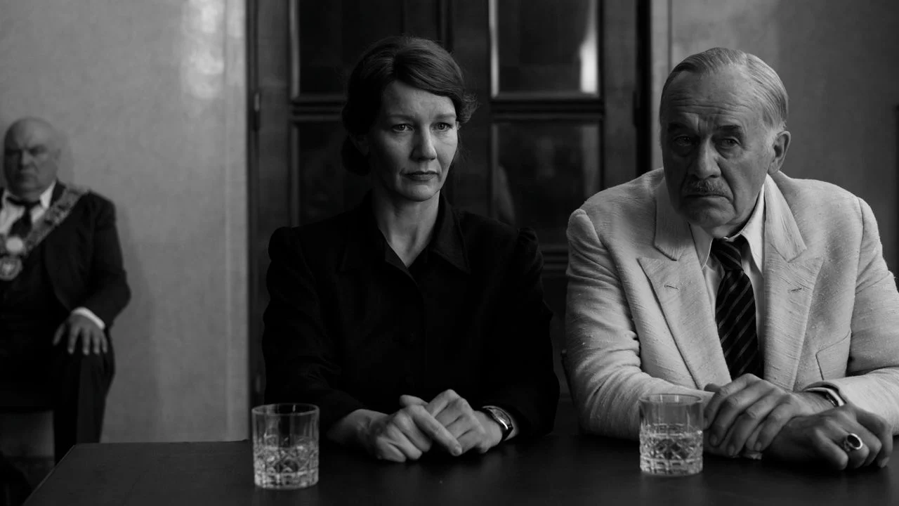 In reality, Thomas Mann (Hanns Zischler) returned to Germany with his wife. In the film he is accompanied by his daughter Erika (Sandra Hülser).