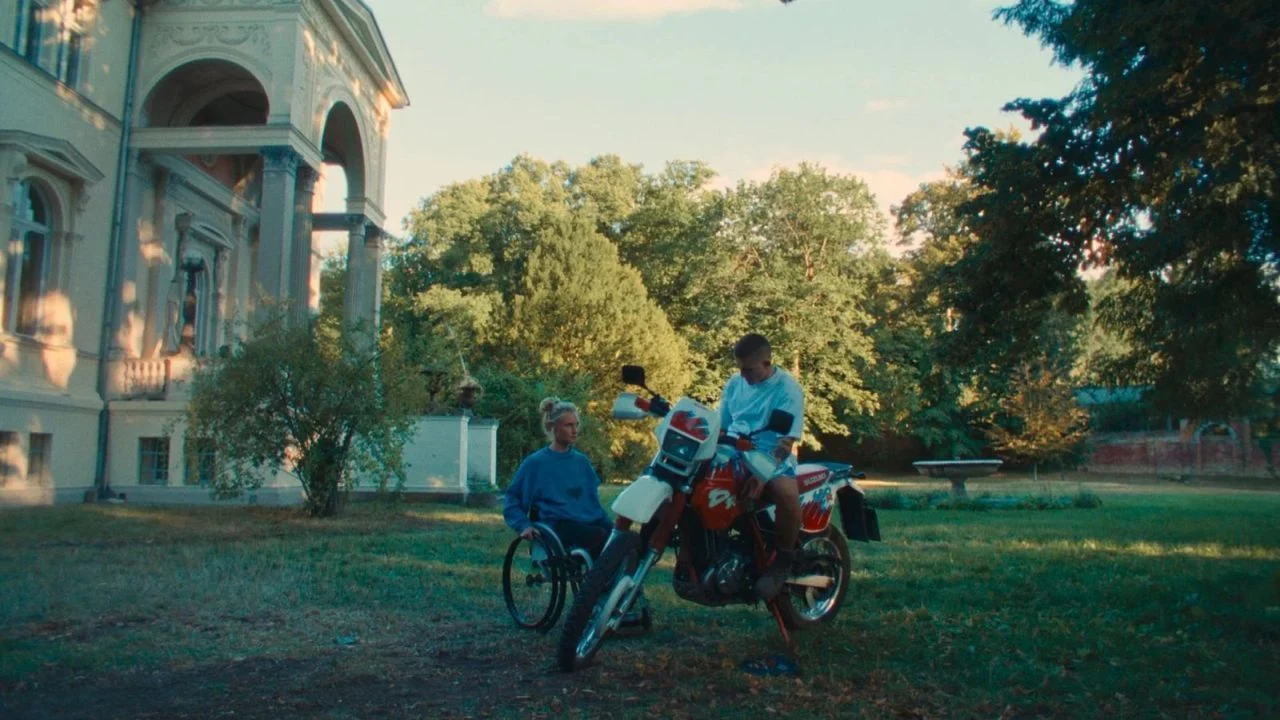 Isaac Nasic (Giulio Brizzi) feels responsible for Edith (Ladina von Frisching). But does he love her too?