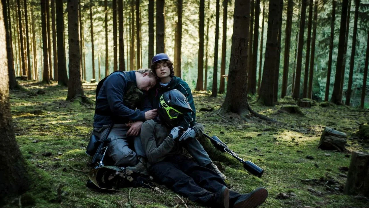 They support each other and they shoot at each other: Lukas (Florian Geißelmann), Andi (Anton Petzold) and Maja (Mathilda Smidt).